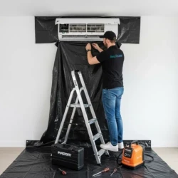 Préparation méthodique du nettoyage de climatisation par RespiCLIM dans l'Hérault : protection des sols et murs